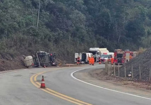 BR-381 continua com interdição após carreta tanque carregada com combustível tombar no sábado (6)