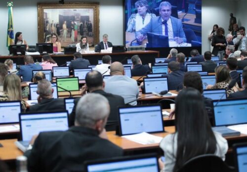 Após adiamentos, CCJ da Câmara deve votar na terça (9) a PEC da redução da maioridade penal