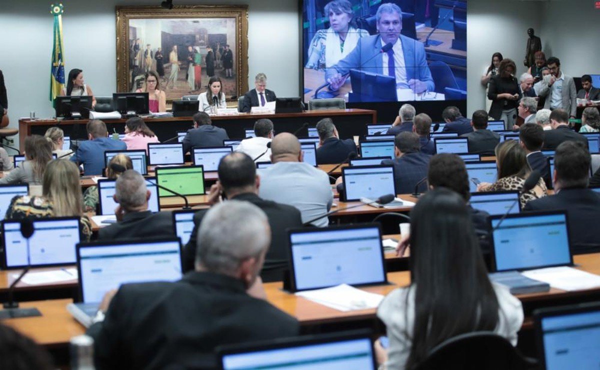 Após adiamentos, CCJ da Câmara deve votar na terça (9) a PEC da redução da maioridade penal