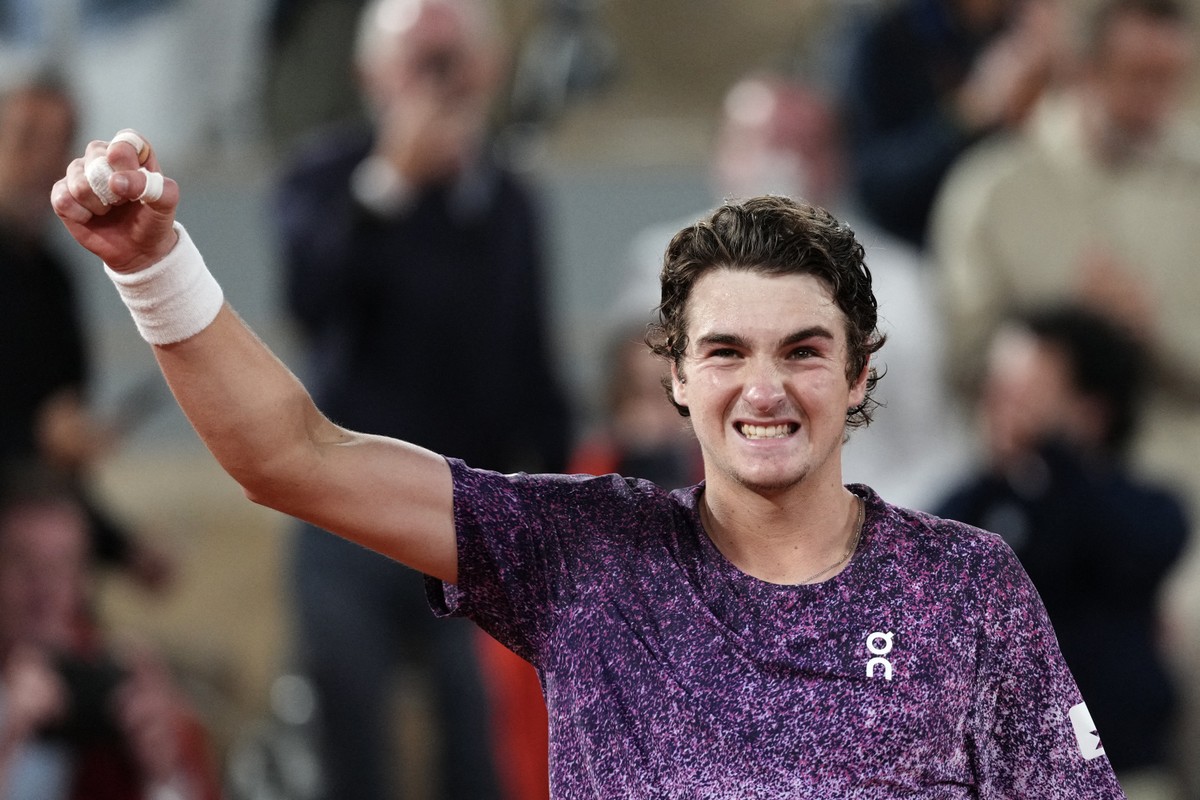 João Fonseca joga contra Menšík nesta terça (2) por vaga na semifinal de Roland Garros; saiba horário e como assistir