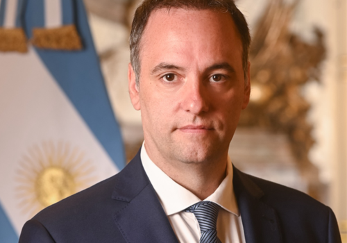 Chefe de gabinete de Milei renuncia após ser acusado de enriquecimento ilícito e ocultação de patrimônio