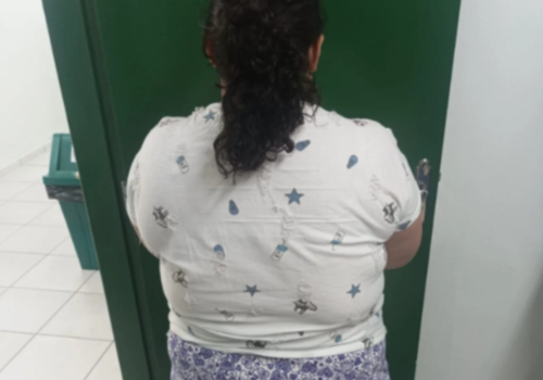 Mulher de 37 anos é presa após se passar por adolescente de 12 anos; farsa durou mais de um ano