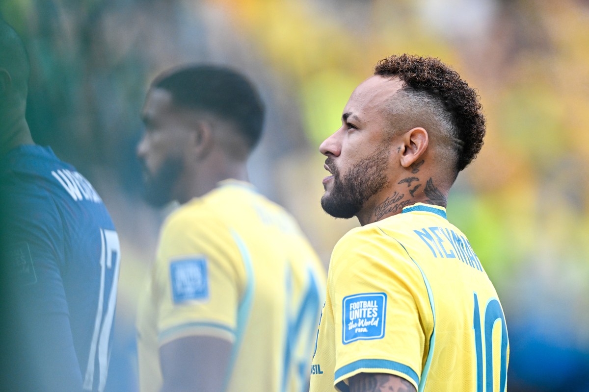 Disponível no banco, Neymar não entra em jogo do Brasil pela 1ª vez em uma Copa do Mundo