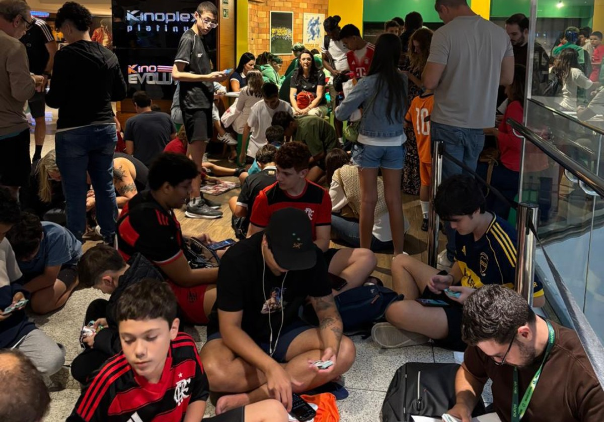 Álbum da Copa: figurinhas raras valem ouro, mas pontos de troca podem evitar gastos excessivos