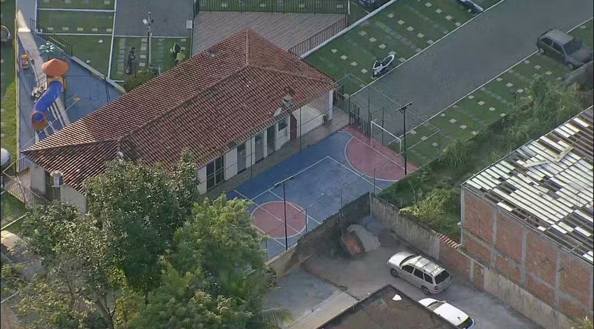 Menino morre após ser atingido por bala perdida em parquinho de condomínio na Zona Norte do Rio