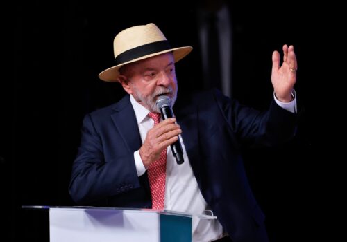 Lula critica atrasos em obras no Rio na gestão de Paes e cobra fiscalização da população