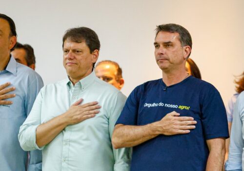 Ausências de Tarcísio e Nunes em evento de Flávio Bolsonaro geram incômodo nos bastidores