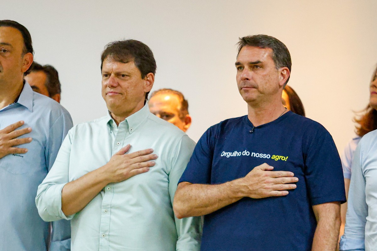 Ausências de Tarcísio e Nunes em evento de Flávio Bolsonaro geram incômodo nos bastidores