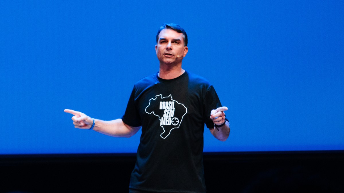 Flávio Bolsonaro elogia Javier Milei na Argentina e diz que Brasil será 'irmão mais do que nunca' se for eleito