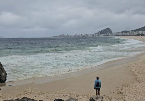 Frio no Rio faz cariocas e turistas tirarem casaco, cachecol e mais do armário