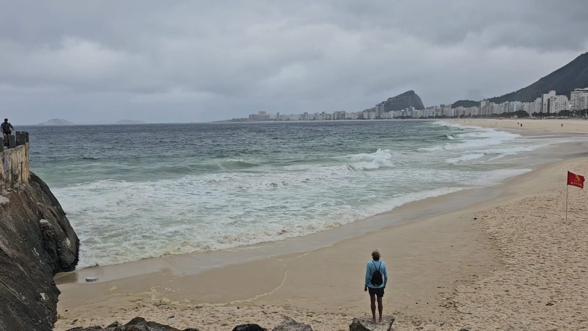 Frio no Rio faz cariocas e turistas tirarem casaco, cachecol e mais do armário