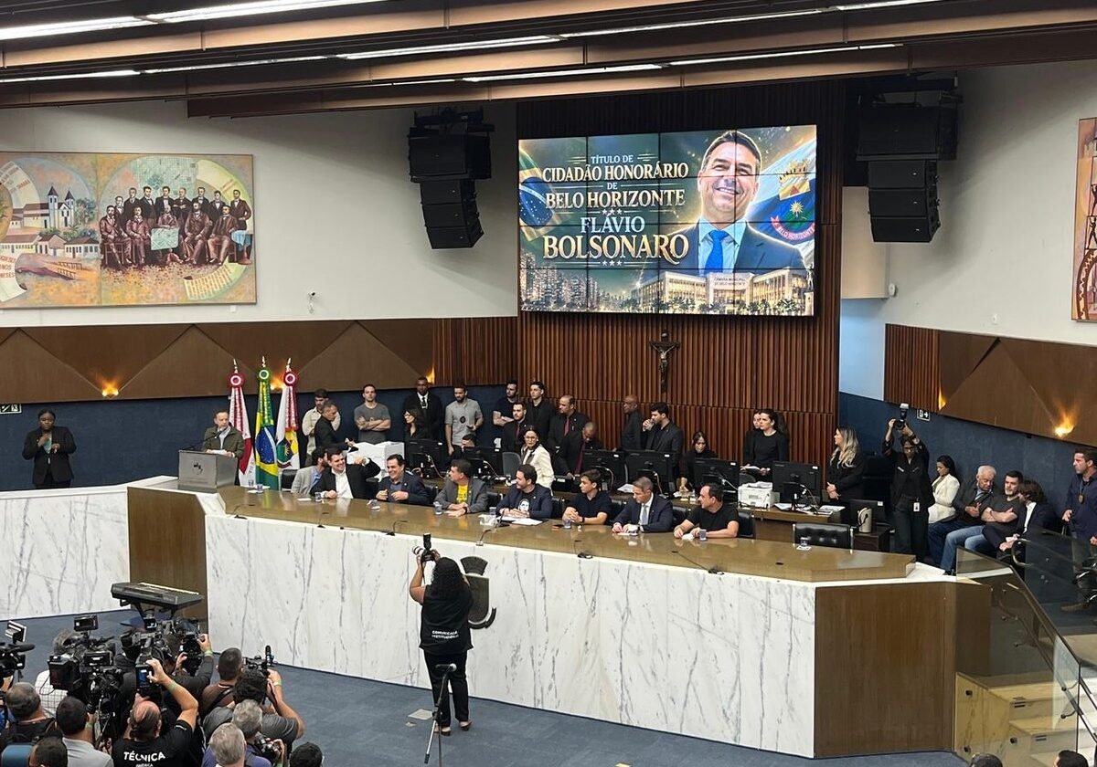 Flávio Bolsonaro recebe título de cidadão honorário em BH e é recebido por apoiadores e manifestantes contrários