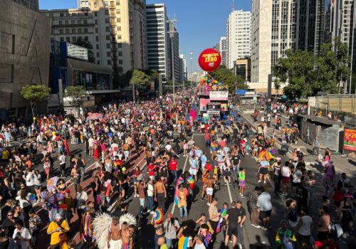 Parada do Orgulho LGBT+ celebra 30 anos e reúne uma multidão na Avenida Paulista