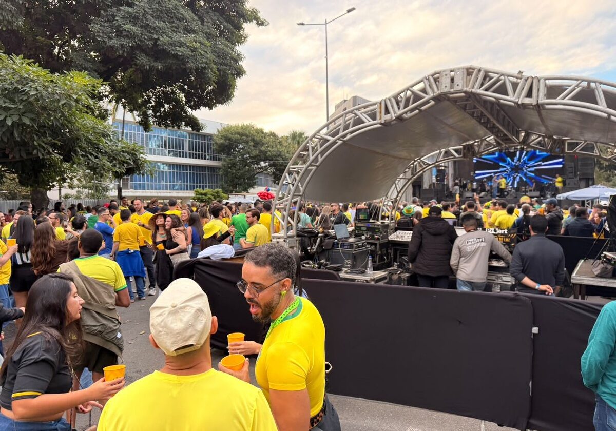 Belorizontinos lotam bares e praças para torcer pelo Brasil em estreia na Copa contra Marrocos