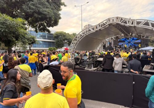 Belorizontinos lotam bares e praças para torcer pelo Brasil em estreia na Copa contra Marrocos