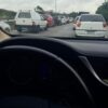 VÍDEO: motorista de carreta faz manobra irregular, causa acidente e provoca nó no trânsito em Niterói