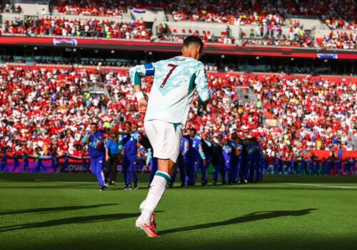 CR7 marca, Portugal vira no fim contra Croácia e avança às oitavas