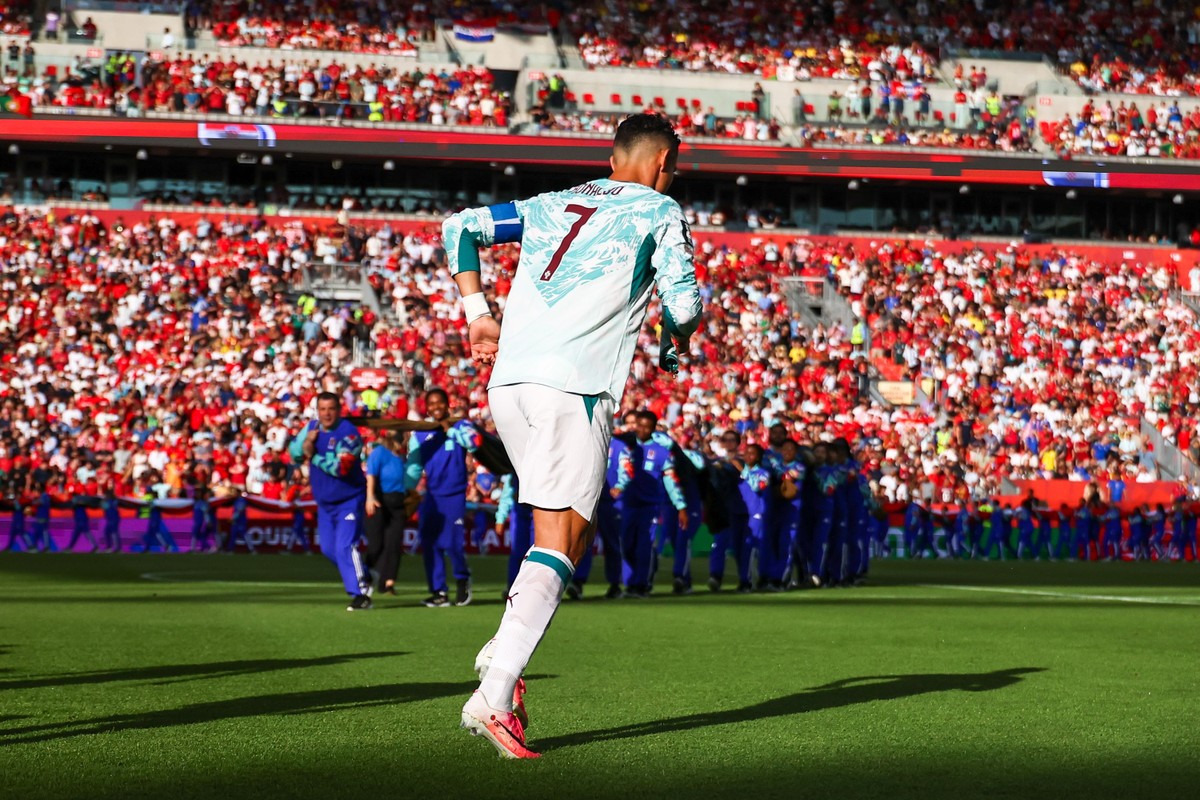 CR7 marca, Portugal vira no fim contra Croácia e avança às oitavas