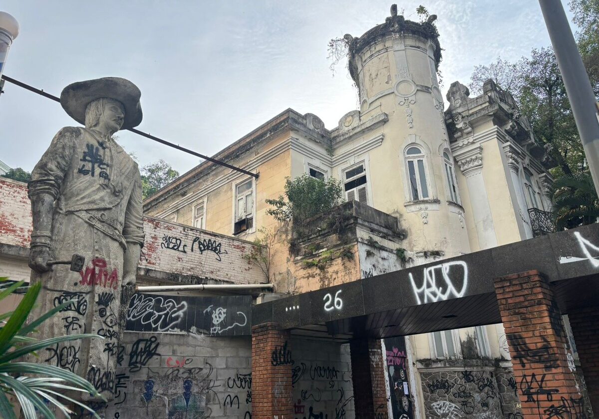 Moradores de Laranjeiras denunciam abandono de prédio que abrigava a tradicional Churrascaria Gaúcha; veja