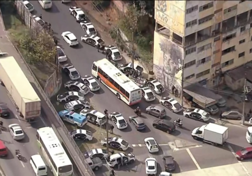 Policiais civis são atacados por criminosos na Avenida Brasil; dois agentes e um motorista estão feridos