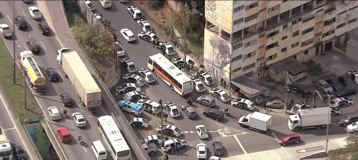 Policiais civis são atacados por criminosos na Avenida Brasil; dois agentes e um motorista estão feridos