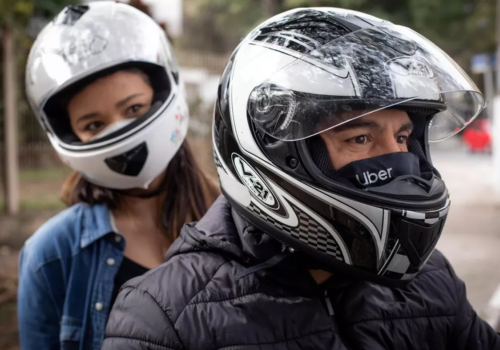 Justiça volta a suspender credenciamento da Uber para transporte por moto em SP