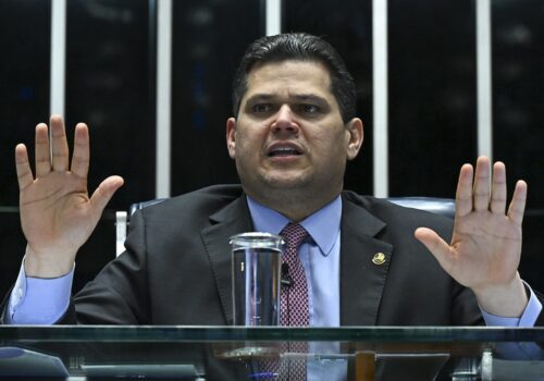 Alcolumbre adia votação da PEC que cria aposentadoria especial para agentes comunitários de saúde