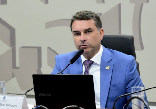 De olho no eleitorado feminino, Flávio anuncia plataforma e ferramenta de IA voltadas às mulheres