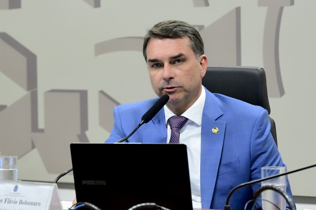 De olho no eleitorado feminino, Flávio anuncia plataforma e ferramenta de IA voltadas às mulheres