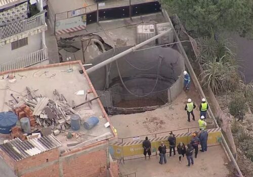 Cratera se abre durante obra da Sabesp em Osasco, na Grande São Paulo