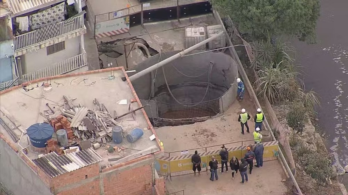 Cratera se abre durante obra da Sabesp em Osasco, na Grande São Paulo