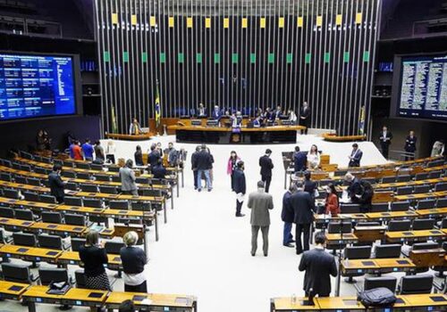 Câmara aprova regime de urgência para projeto que equipara misoginia ao crime de racismo