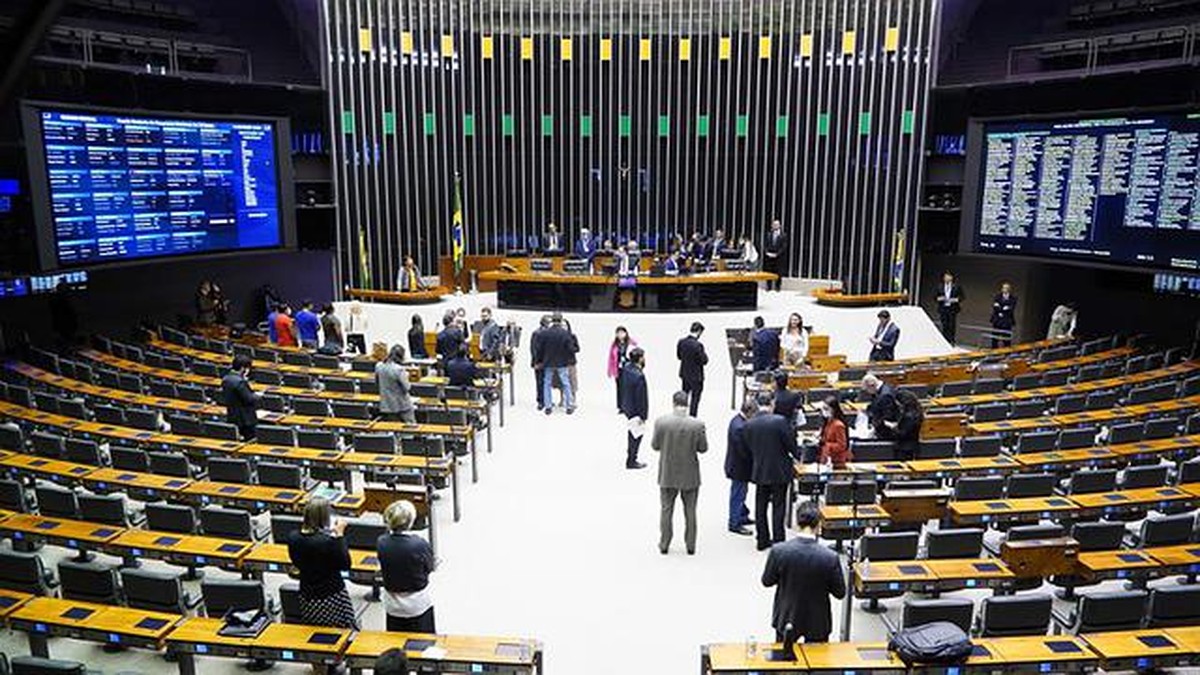 Câmara aprova regime de urgência para projeto que equipara misoginia ao crime de racismo