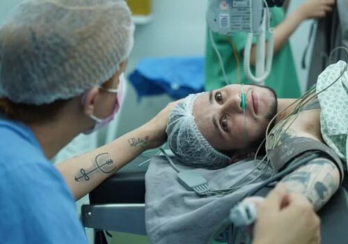Homem trans dá à luz primeiro bebê na rede pública da Paraíba