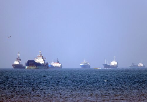 Irã relata incidente no Estreito de Ormuz e eleva tensão com alerta a navios ligados aos EUA