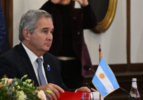 Chanceler argentino afirma que país manterá relações com Brasil e descreve ataques como 'divergência política'