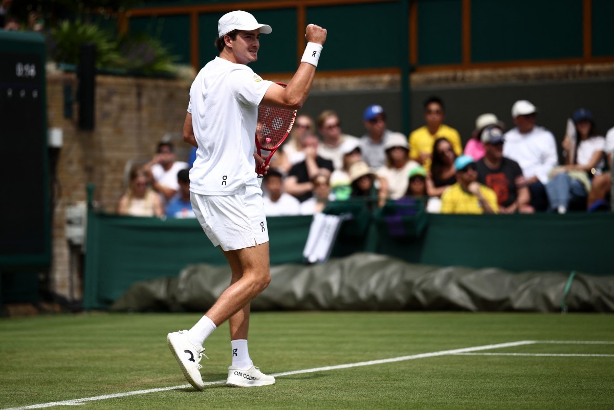 'Melhor partida que eu já joguei na grama até hoje', diz João Fonseca após vitória em Wimbledon
