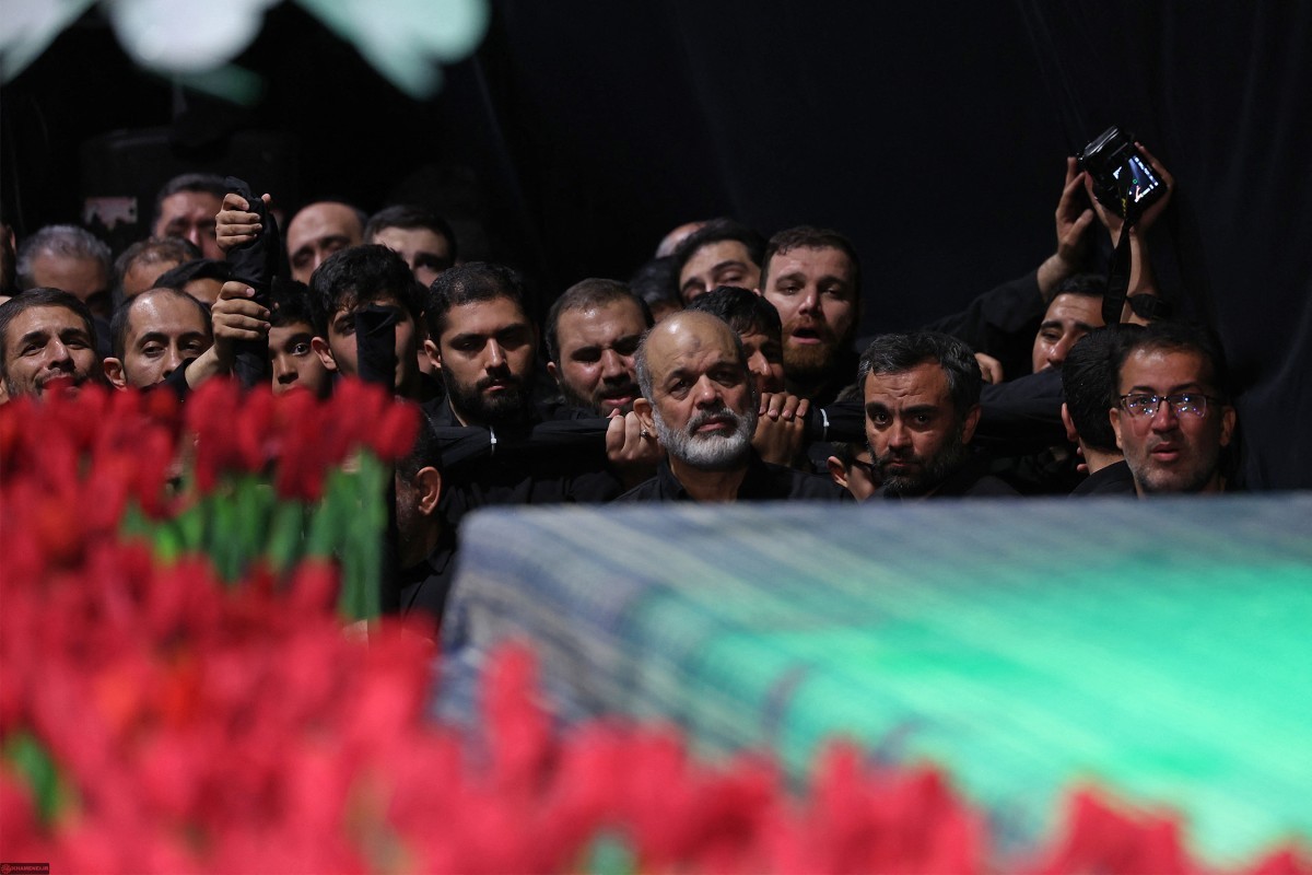 Funeral de aiatolá Ali Khamenei reúne multidão em Teerã; novo líder segue ausente