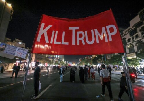 Placa com foto de Trump morto em um caixão é colocada em Teerã, capital do Irã