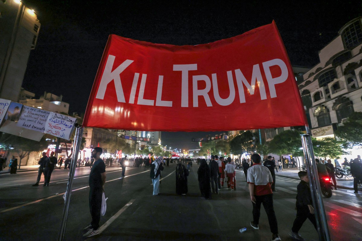Placa com foto de Trump morto em um caixão é colocada em Teerã, capital do Irã