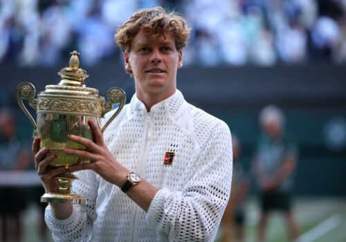 Sinner reage após perder o primeiro set e conquista bicampeonato de Wimbledon