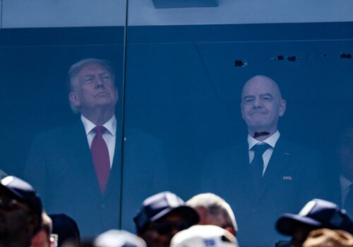 Trump é vaiado em cerimônia de entrega da taça para Espanha na final da copa do mundo
