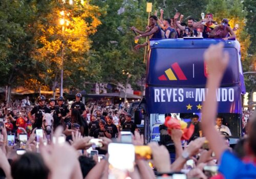 Espanha celebra bicampeonato com festa para multidão em Madrid