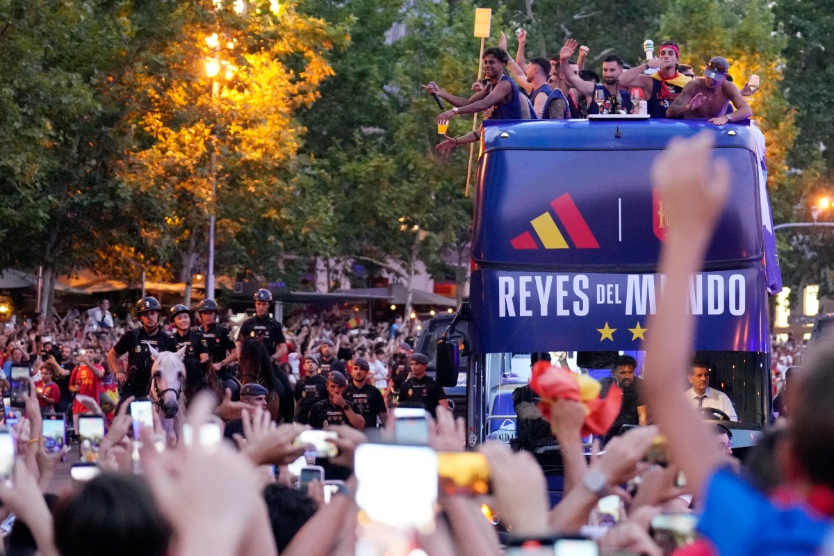 Espanha celebra bicampeonato com festa para multidão em Madrid
