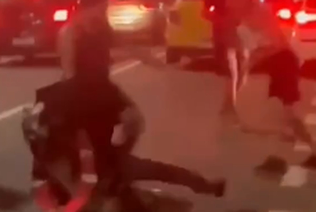 PM vai apurar conduta de agentes flagrados agredindo torcedor argentino em confusão em Copacabana