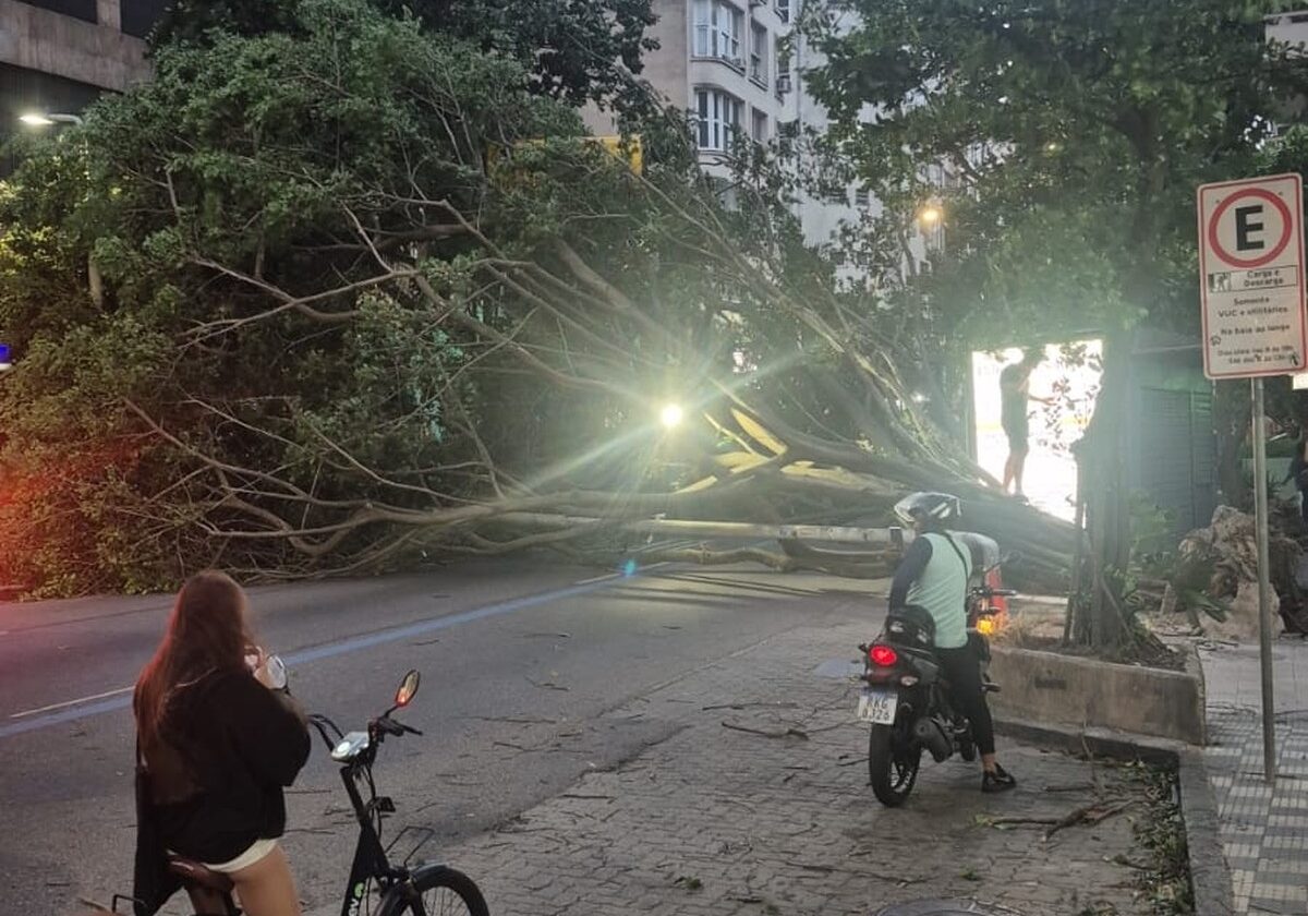 Ventania deixa ao menos dois mortos no Rio de Janeiro