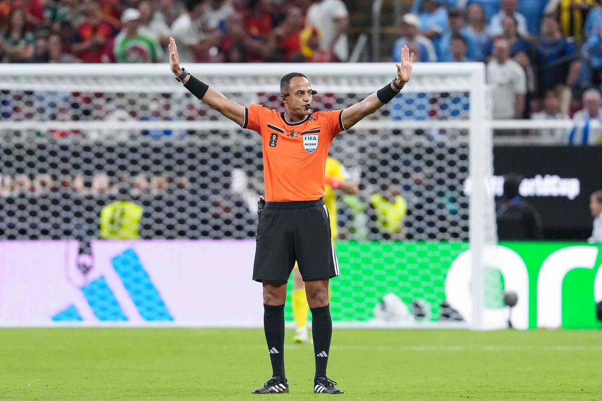Messi nunca perdeu nenhuma partida apitada por árbitro de Argentina e Inglaterra