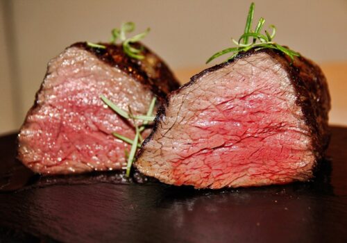 Carne bovina é poupada do tarifaço contra Brasil para não penalizar consumidores dos EUA, diz Casa Branca