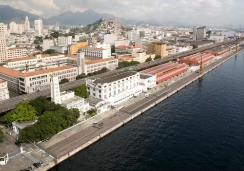 Tarifaço dos EUA deve atingir menos o Rio, mas reforça a necessidade de diversificação da economia do estado