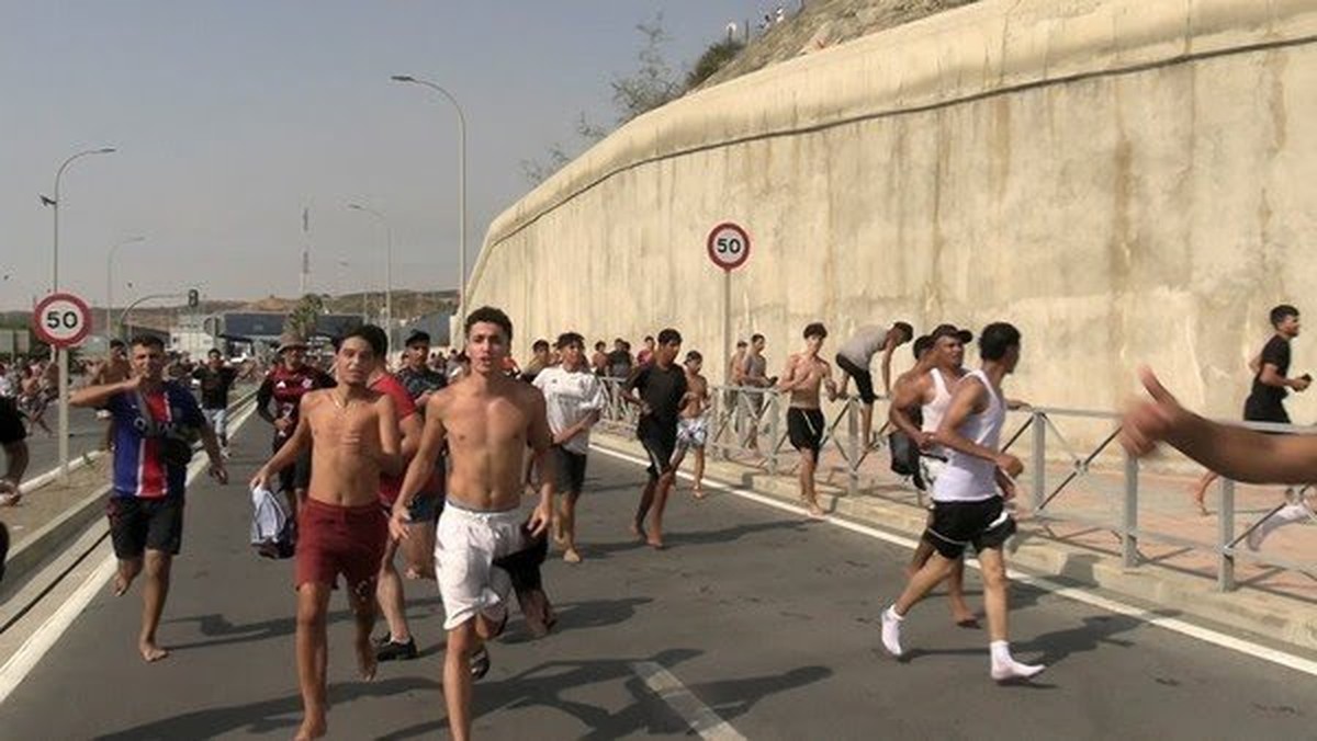 Espanha convoca embaixador italiano após Meloni afirmar que Itália deveria fechar circulação entre países